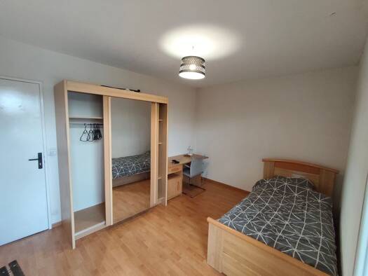 Colocation à louer 480 € 12 m² Étage 1/3 disponible dès maintenant Aguado Évry-Courcouronnes 91000