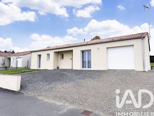 Maison de plain-pied à louer 1 100 € 4 pièces 3 chambres 93 m² 923 m² de terrain Cheffois 85390