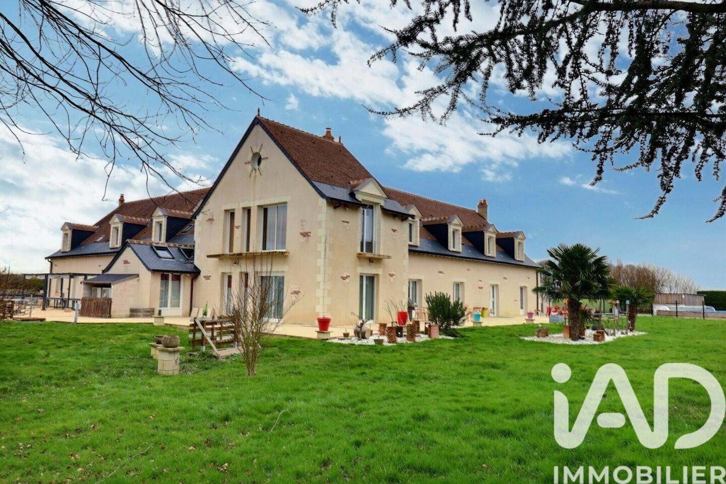 Maison 16 pièces 994 m² · à Neuillé-Pont-Pierre · 994 m² · 1 494 000 €
