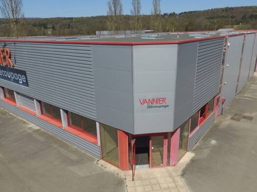 Local d'activités à louer 11 000 € 1 660 m² d'espace de stockage Roche-lez-Beaupré 25220