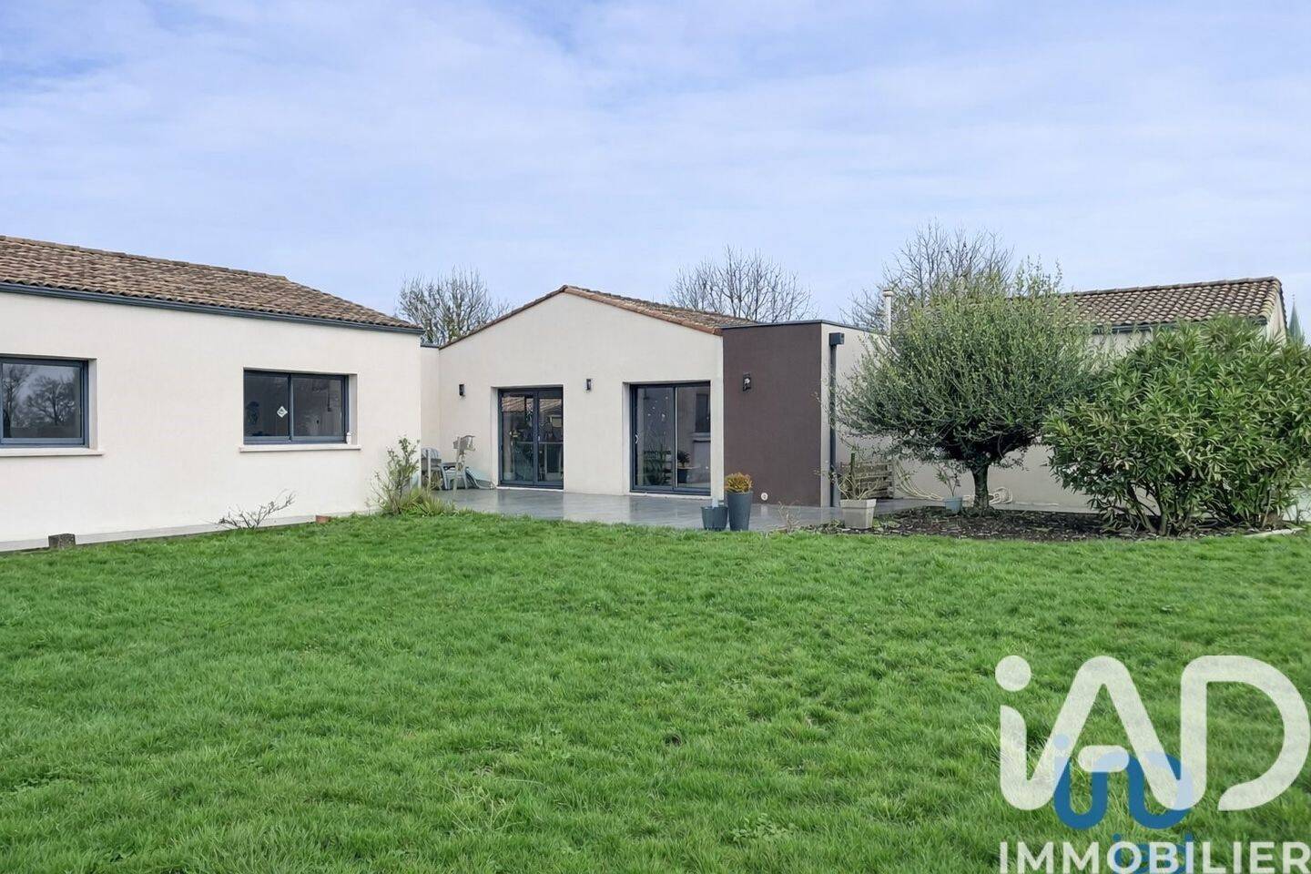 Maison 6 pièces 169 m² · à La Chapelle-Bâton · 168,6 m² · 290 000 €