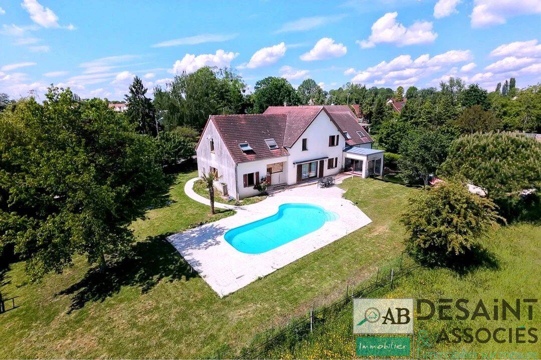 Maison 12 pièces 310 m² · à Crécy-la-Chapelle · 310 m² · 525 000 €