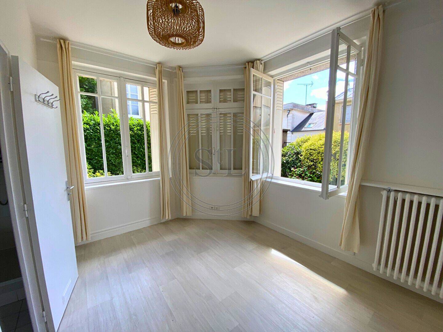 Appartement 2 pièces 32 m² · à Versailles · 32,2 m² · 889 €/mois