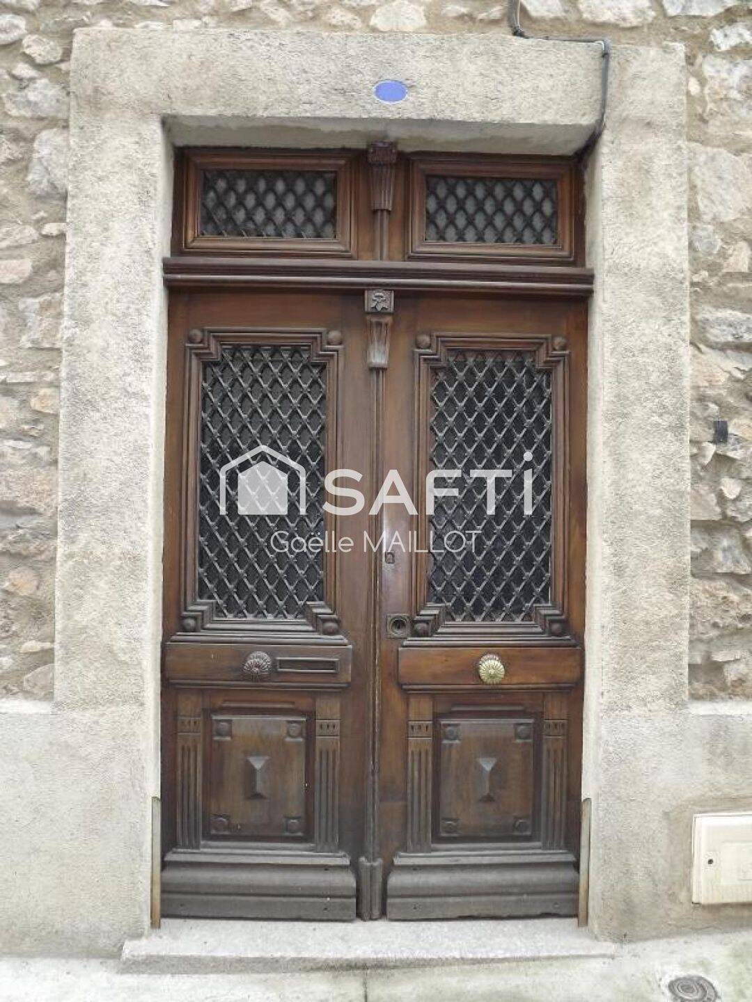 Maison 11 pièces 284 m² · à Saint-Laurent-de-Cerdans · 284 m² · 230 000 €