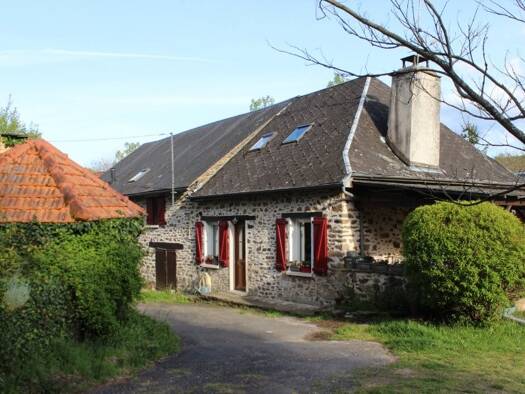 Maison à vendre 179 000 € 7 pièces 4 chambres 173 m² 14 003 m² de terrain Uzerche 19140