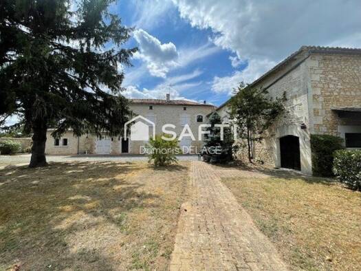 Maison à vendre 260 000 € 9 pièces 6 chambres 225 m² 2 197 m² de terrain Chazelles 16380