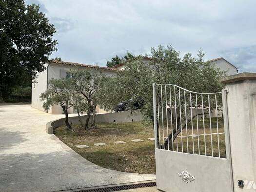 Maison à vendre 890 000 € 5 pièces 4 chambres 210 m² 2 800 m² de terrain Lioux 84220