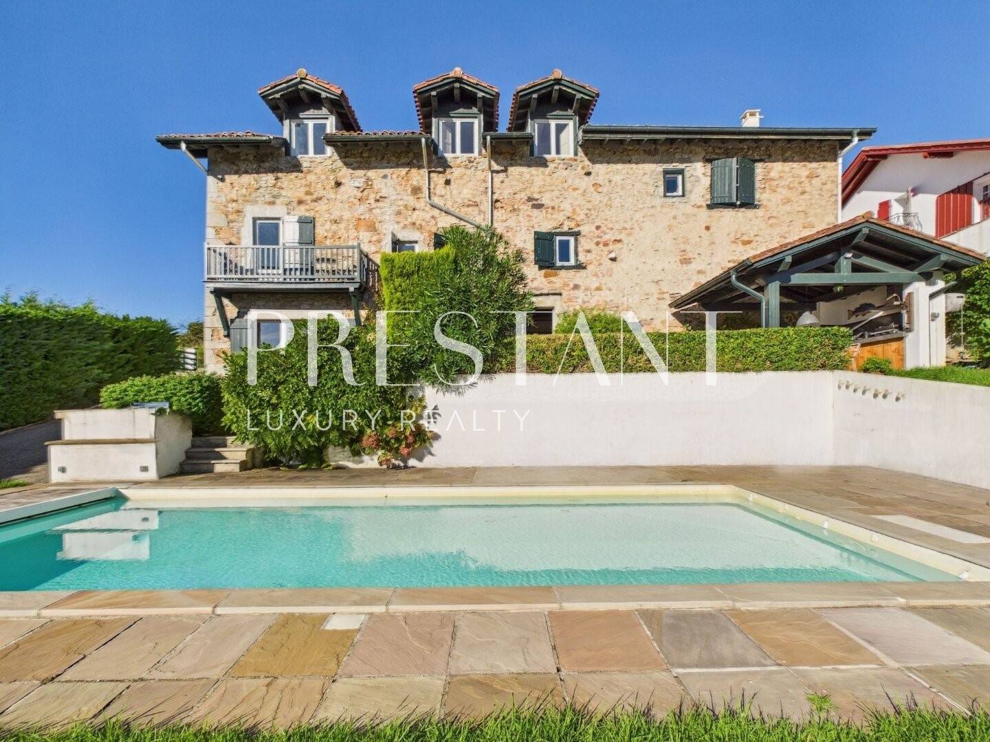 Maison 6 pièces 260 m² · à Ainhoa · 260 m² · 1 400 000 €
