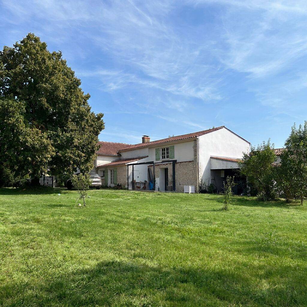 Maison 6 pièces 165 m² · à La Ronde · 165 m² · 270 000 €