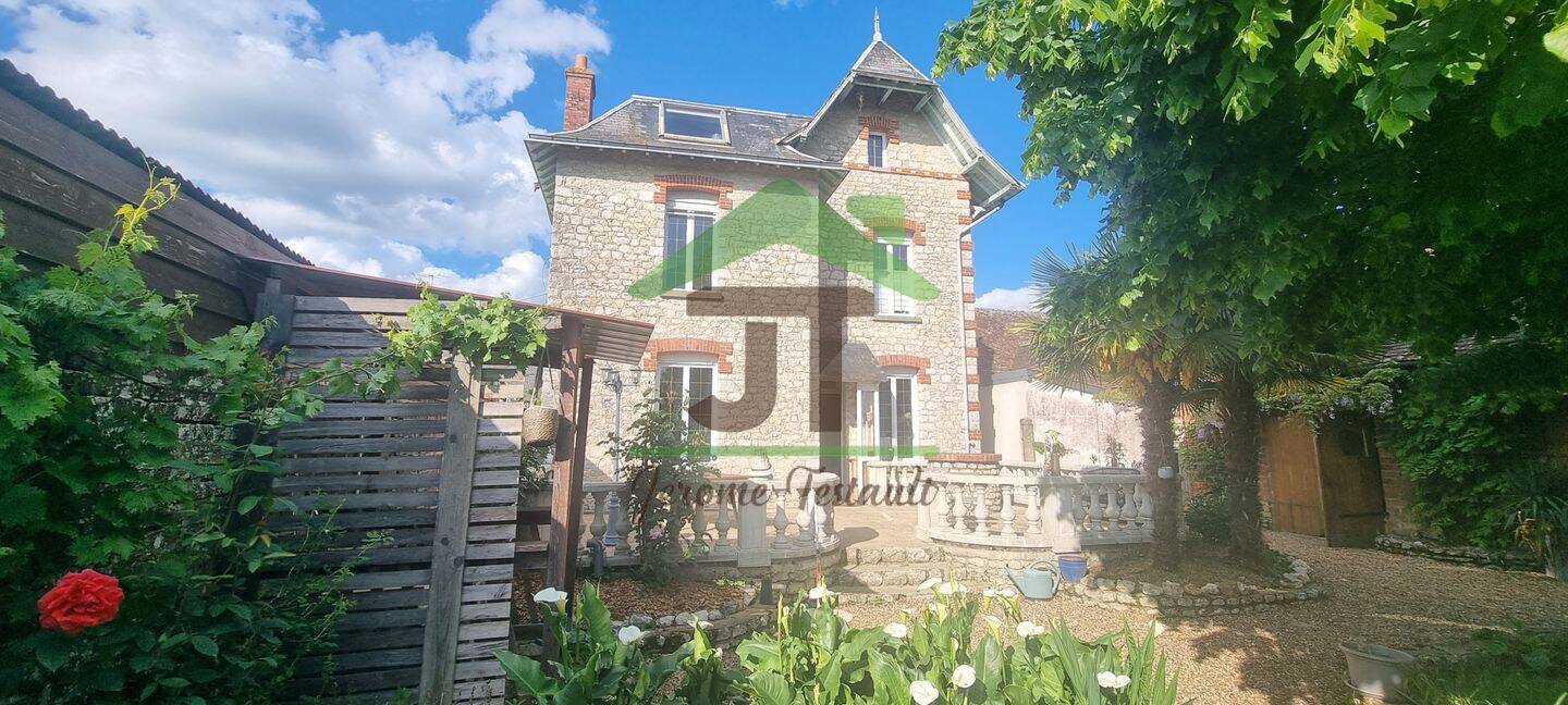 Maison 7 pièces 179 m² · à Cloyes-les-Trois-Rivières · 178,5 m² · 233 000 €
