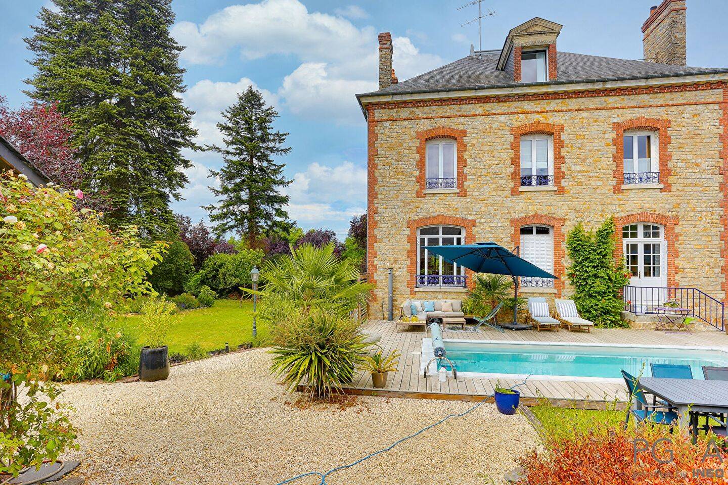Maison 9 pièces 243 m² · à Martigné-Ferchaud · 243 m² · 530 000 €