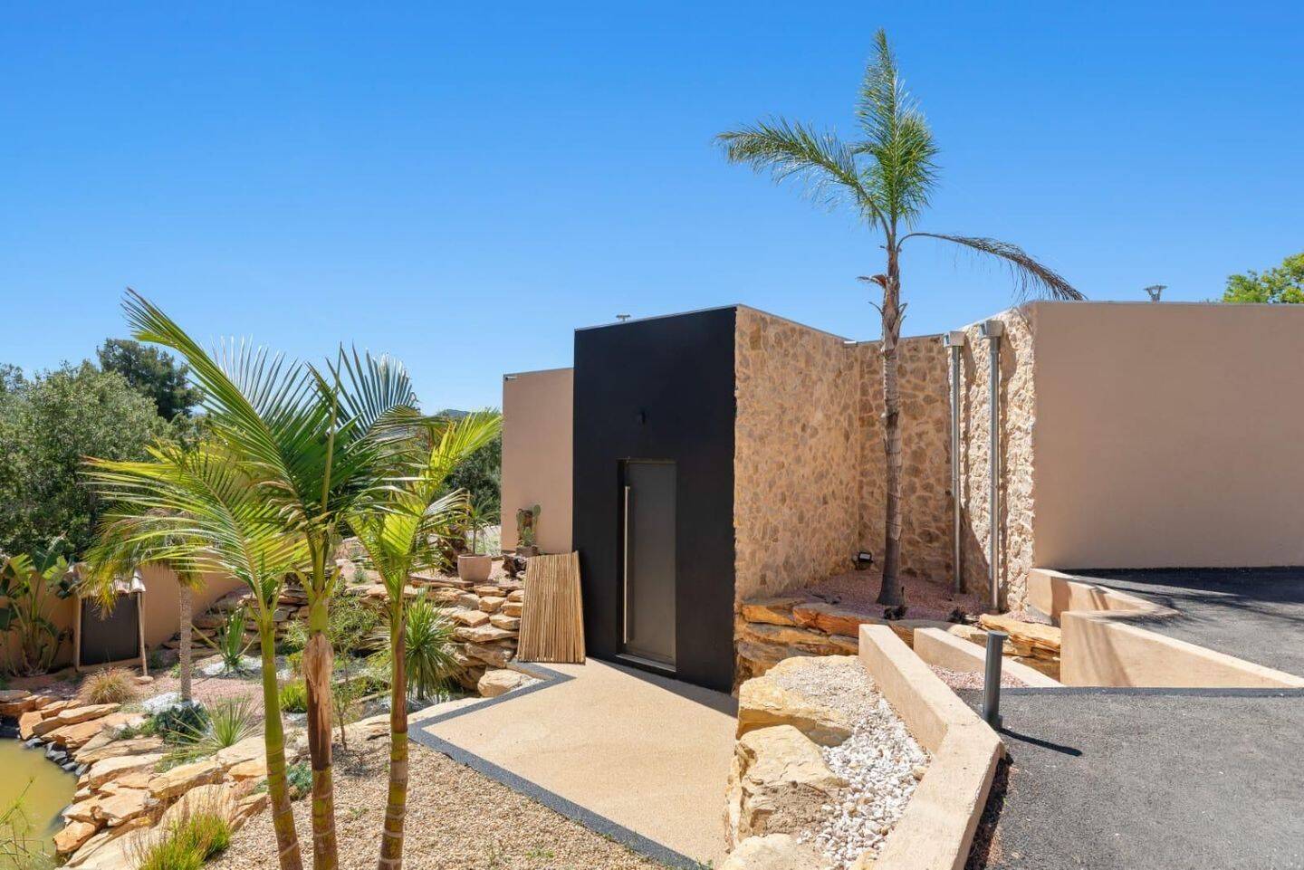 Maison 4 pièces 210 m² · à Saint-Cyr-sur-Mer · 210 m² · 7 000 €/mois