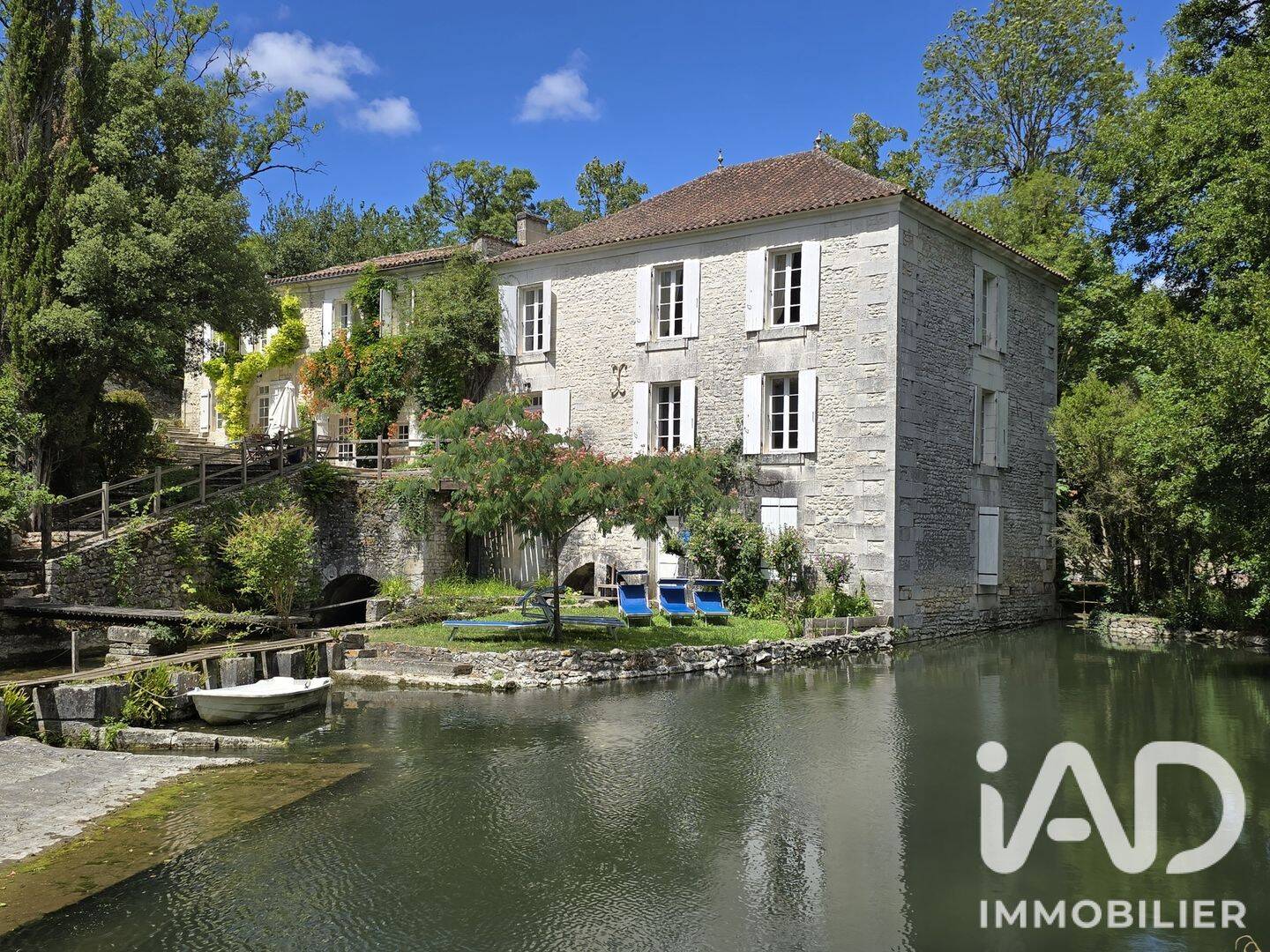 Maison 10 pièces 354 m² · à Gensac-la-Pallue · 354 m² · 720 000 €