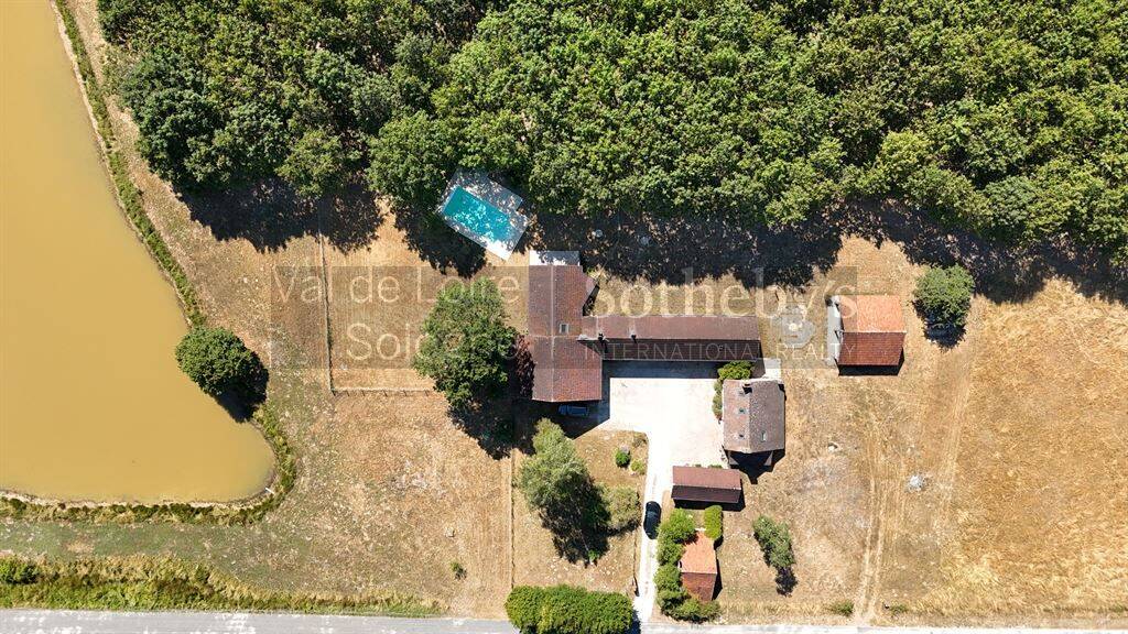 Maison 13 pièces 349 m² · à La Ferté-Saint-Aubin · 349 m² · 831 200 €