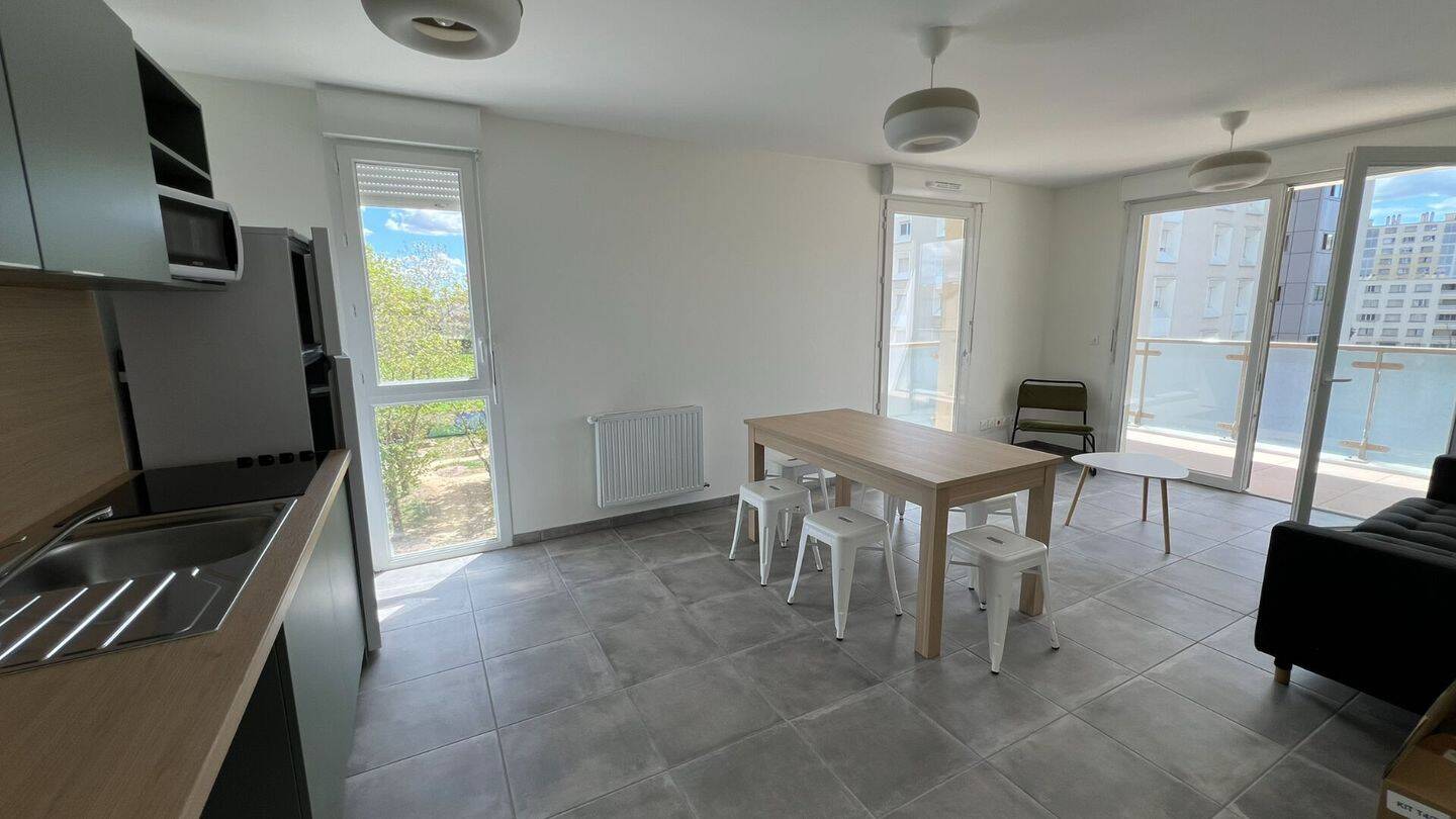 Colocation à louer - Villeurbanne - 331 € - 4 pièces, 3 chambres, Étage 4/8 · 331 €