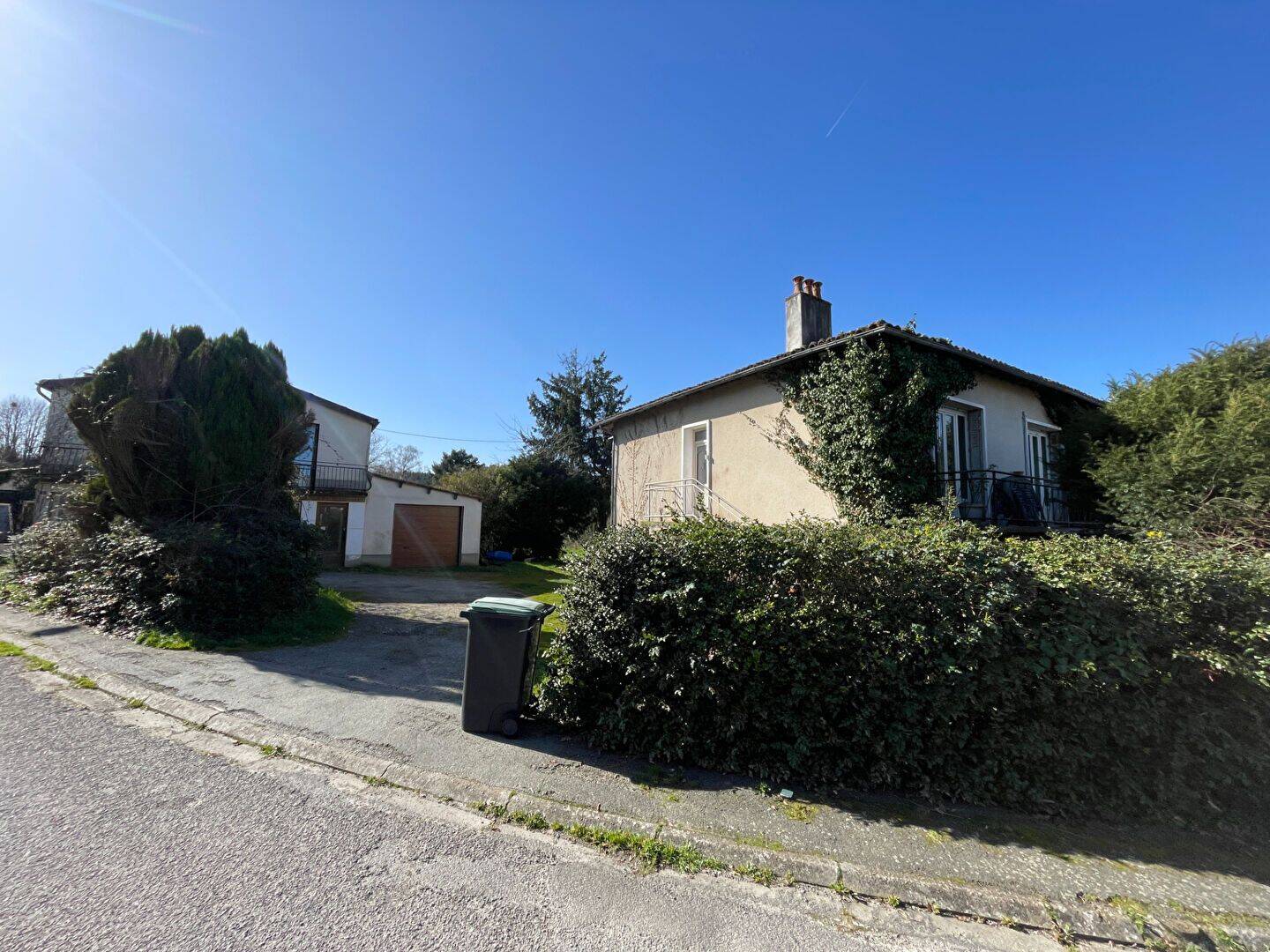 Ensemble de 2 maisons + terrain - Cognac la Forêt