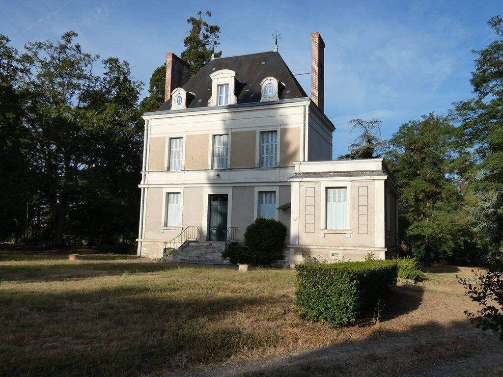Maison 13 pièces 638 m² · à Villeloin-Coulangé · 638 m² · 832 000 €