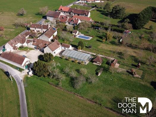 Maison à vendre 1 260 000 € 9 pièces 5 chambres 367 m² 7 228 m² de terrain Mont-près-Chambord 41250