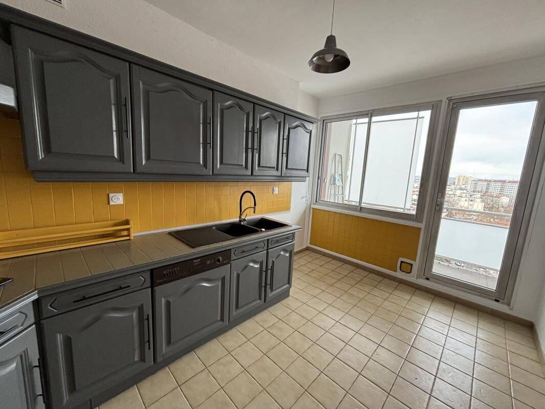 Appartement 4 pièces 99 m² · à Lyon 8ème Arrondissement · 99 m² · 1 400 €