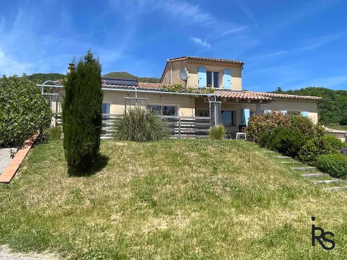 Une villa de 144 m2 habitables avec terrasse et 1138 m2 de jardi