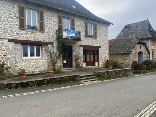 Maison à vendre 192 600 € 7 pièces 5 chambres 211 m² 1 679 m² de terrain Junhac 15120