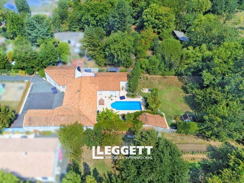 Maison 9 pièces 253 m² · à Magné · 253 m² · 599 000 €