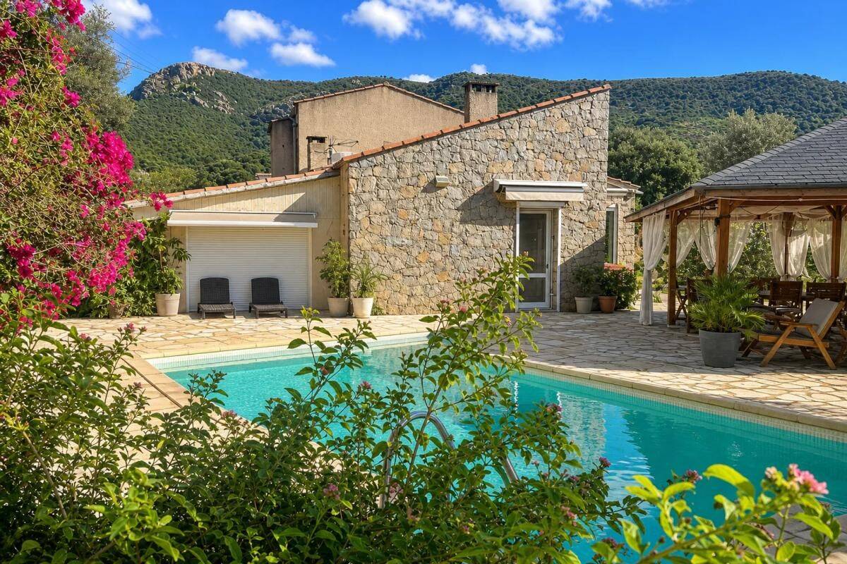 Maison 9 pièces 220 m² · à Alata · 220 m² · 799 000 €