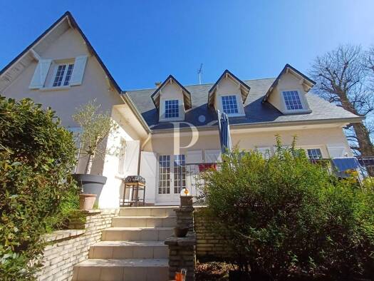 Maison à vendre 1 131 000 € 8 pièces 6 chambres 240 m² 871 m² de terrain Res de la Poste-Res du Bois Verrières-le-Buisson 91370