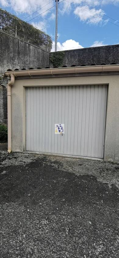 Garage/Stationnement à louer 65 € 15 m² Champ de Mars-Bussatte-Victor Hugo Angouleme 16000