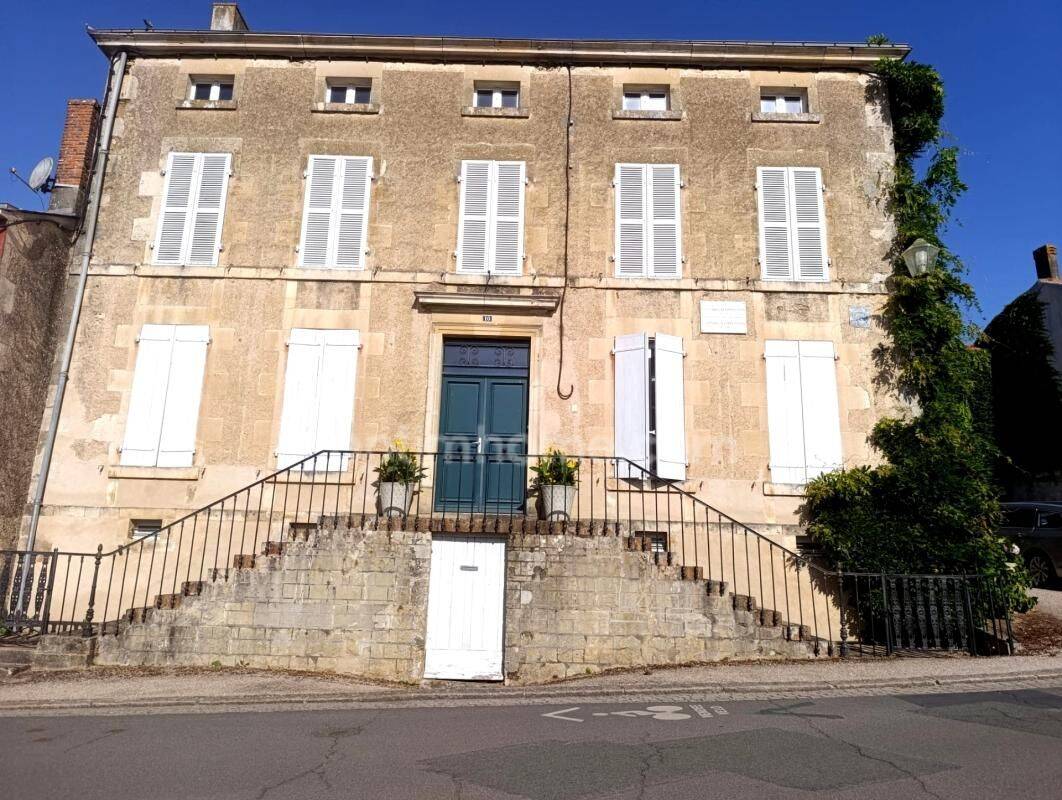 Maison 9 pièces 350 m² · à Mouilleron-Saint-Germain · 350 m² · 550 670 €