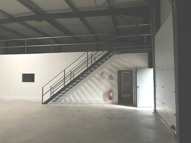 Local d'activités à louer 2 683 € 420 m² d'espace de stockage Fontaine-Blanche Chambray-lès-Tours 37170