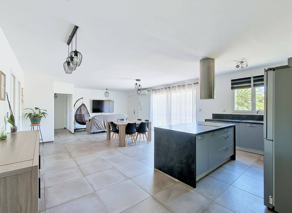 Maison 5 pièces 106 m² · à Sénas · 106 m² · 365 000 €