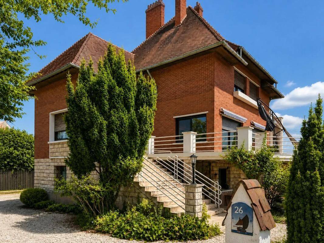 Maison 9 pièces 350 m² · à Guilly · 350 m² · 349 900 €
