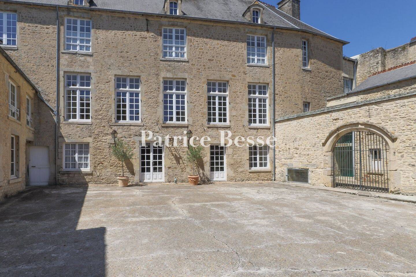 Maison 12 pièces 420 m² · à Valognes · 420 m² · 690 000 €