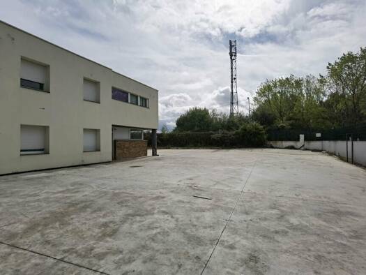 Local d'activités à vendre 1 525 000 € 1 300 m² d'espace de stockage Saint-Pathus 77178