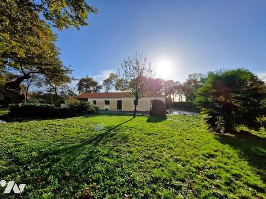 Maison de plain-pied à vendre 363 000 € 6 pièces 3 chambres 162 m² 2 189 m² de terrain Frossay 44320