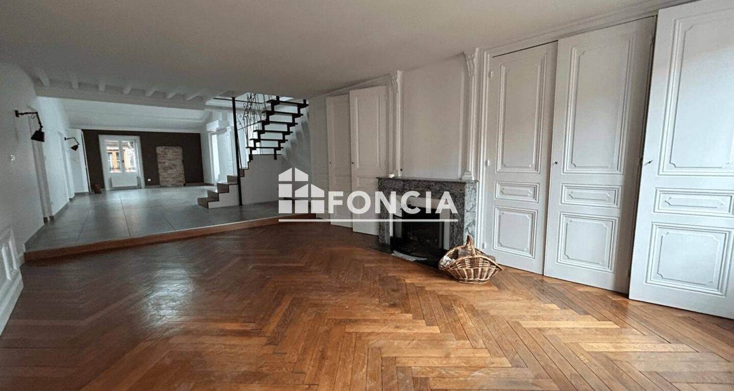 Appartement 5 pièces 181 m² · à Villefranche-sur-Saône · 181,3 m² · 1 350 €/mois