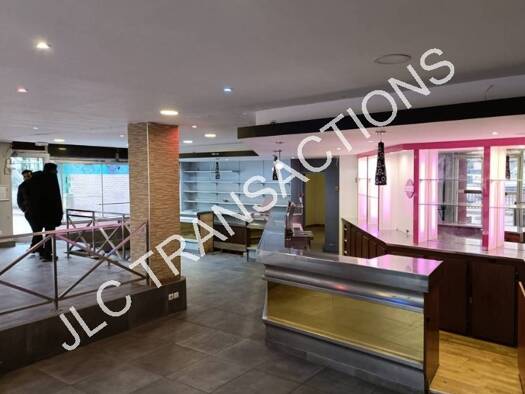 Boutique à louer 3 000 € 160 m² de surface de vente Pyramides Sud Évry-Courcouronnes 91000