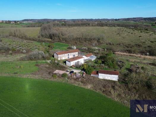 Villa à vendre 890 000 € 20 pièces 11 chambres 840 m² 512 947 m² de terrain Boisné-La Tude 16320