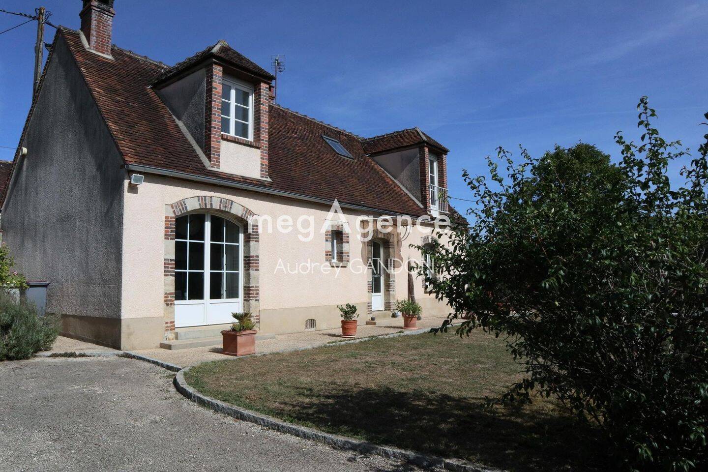Maison 4 pièces 87 m² · à Étigny · 87 m² · 243 000 €