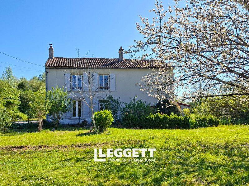 Maison 5 pièces 140 m² · à Aigre · 140 m² · 179 000 €