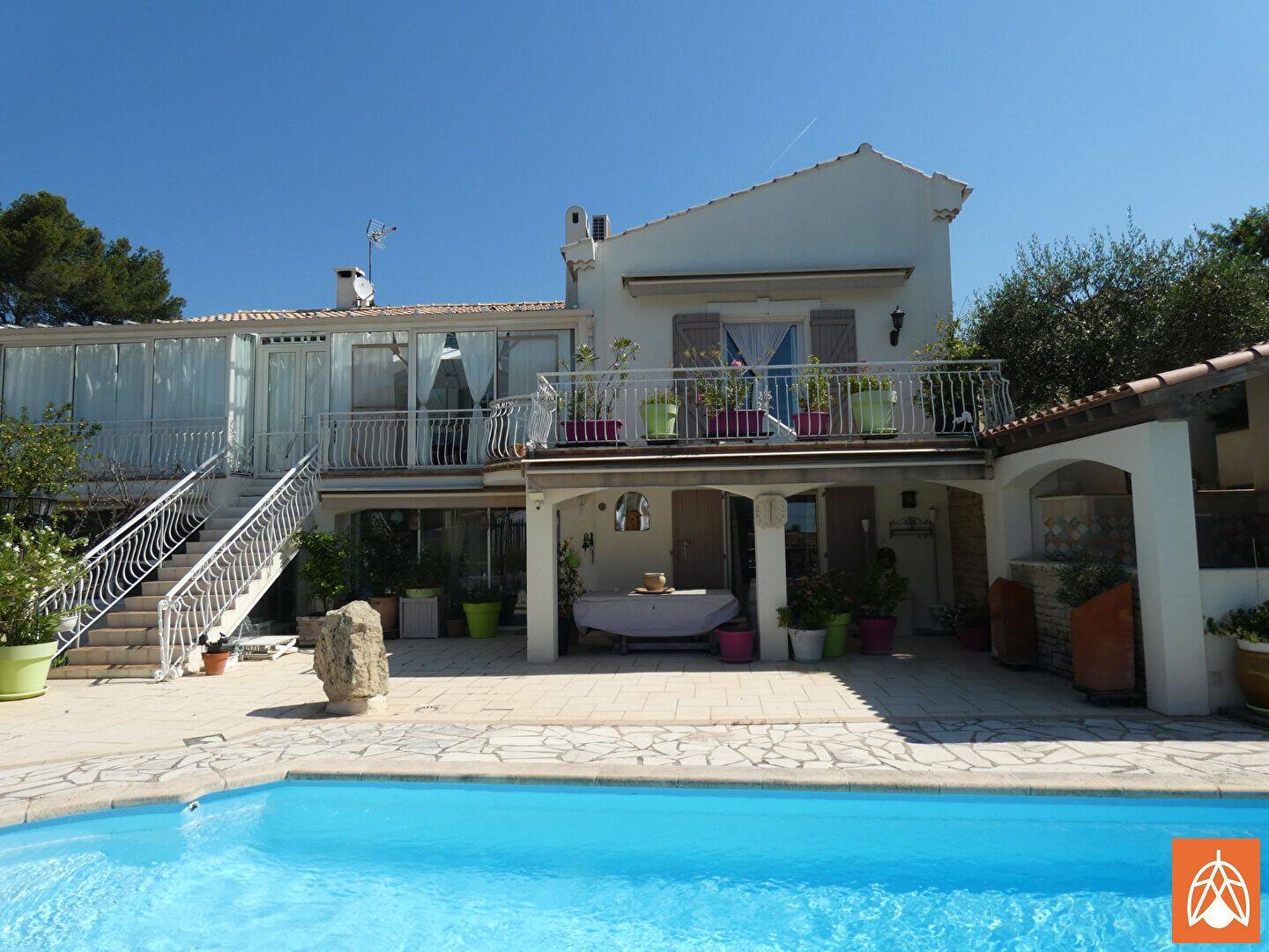 Maison 7 pièces 335 m² · à Lamanon · 335 m² · 650 000 €