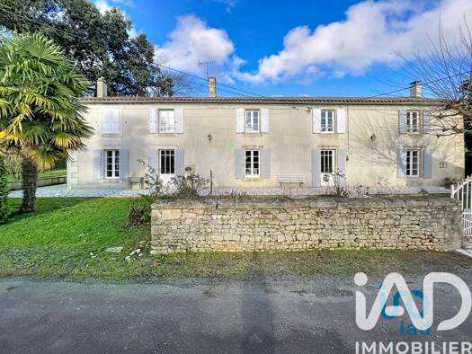Villa à vendre 305 000 € 7 pièces 3 chambres 213 m² 4 207 m² de terrain Saint-Maixent-de-Beugné 79160