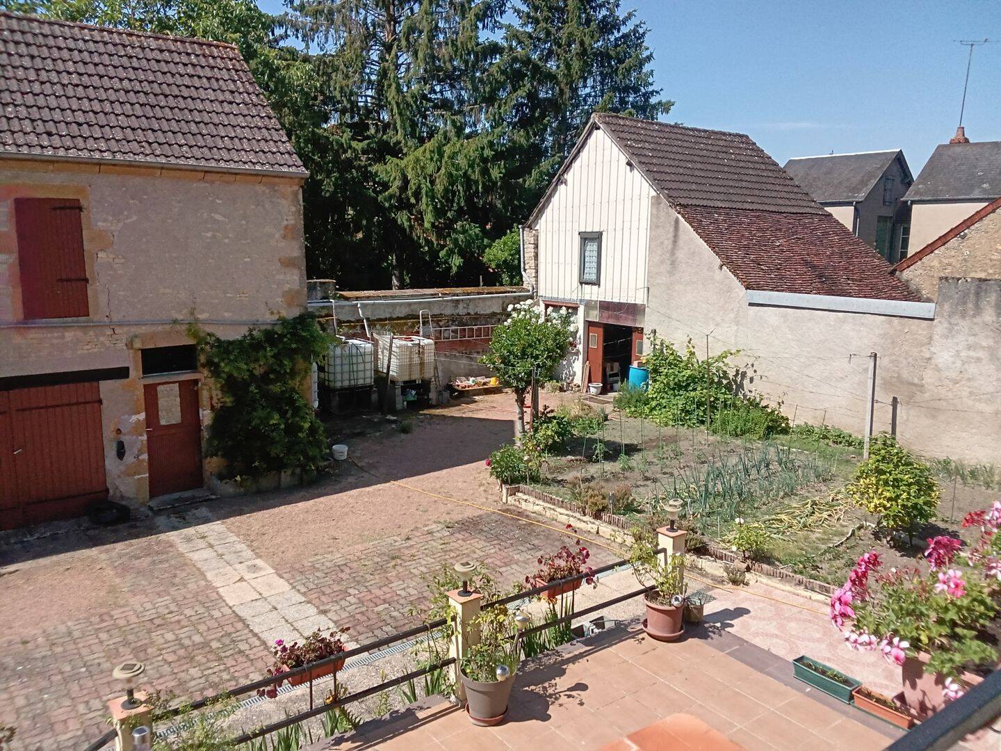 Maison 9 pièces 171 m² · à Nérondes · 170,5 m² · 87 000 €