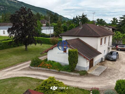 Maison à vendre 320 000 € 8 pièces 4 chambres 152 m² 2 135 m² de terrain Serrières-de-Briord 01470