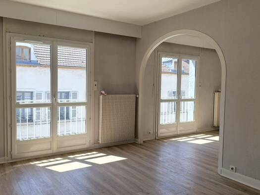 Appartement à louer 710 € 3 pièces 1 chambre 73 m² Étage 3/3 Centre Chalon-sur-Saône 71100
