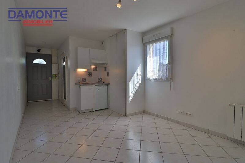 Appartement 1 pièce 23 m² · à Saint-Julien-les-Villas · 23 m² · 330 €