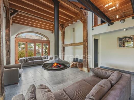 Maison à vendre 1 285 000 € 8 pièces 5 chambres 328 m² 750 m² de terrain Ouest Saint-Genis-Pouilly 01630