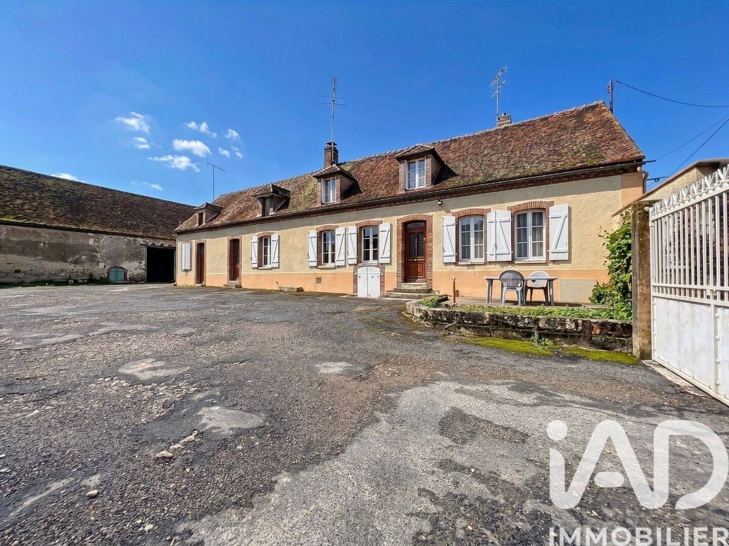 Maison 5 pièces 127 m² · à Courgenay · 127 m² · 164 000 €