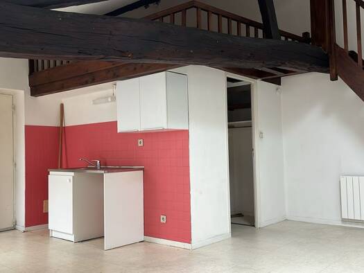 Appartement à louer 370 € 1 pièce 30 m² Étage 2/3 disponible dès maintenant Centre Ville Mâcon 71000